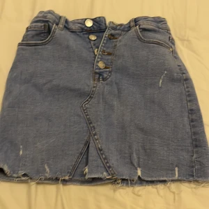 Snygg kjol ❤️ -  Jag köpte den här kjolen när jag var i Spanien. Tyvär vet jag inte affären . Den är storlek 140 fast passar mig som har 152 ❤️. Kan diskutera om priset . Kan också mötas upp . Skriv privat om du vill  köpa innan❤️❤️