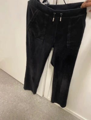 JUICY COUTURE BYXA - En juicy couture byxa som blivit för liten för mig. Köptes för 1200 och säljer nu för 750 priset kan diskuteras vid snabbare köp
