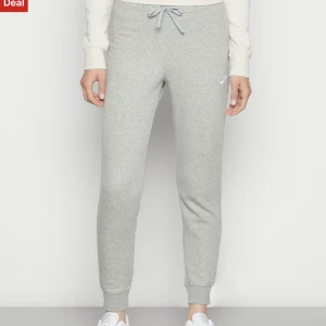 Nike slim fit mjukisbyxor - Använd en gång 