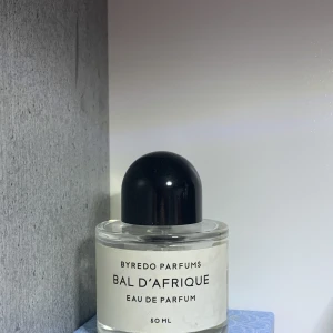 Byredo  - Parfym har ungefär 55% kvar. Förpackningen till parfym medkommer ej. Nypris 1900kr. Vid fler frågor skriv gärna. 