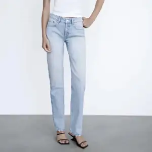 säljer dessa skit snygga jeans ifrån zara!! sitter perfekt i längden på mig som är 168🤎🤎 sparsamt använda 
