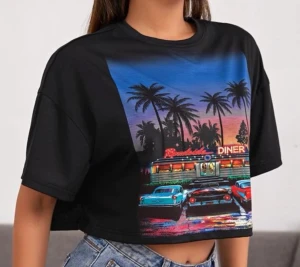 Översized crop top - Sitter en liten bit över naveln på mig, men varierar från person till person. Bra skick och inga hål eller fläckar. 