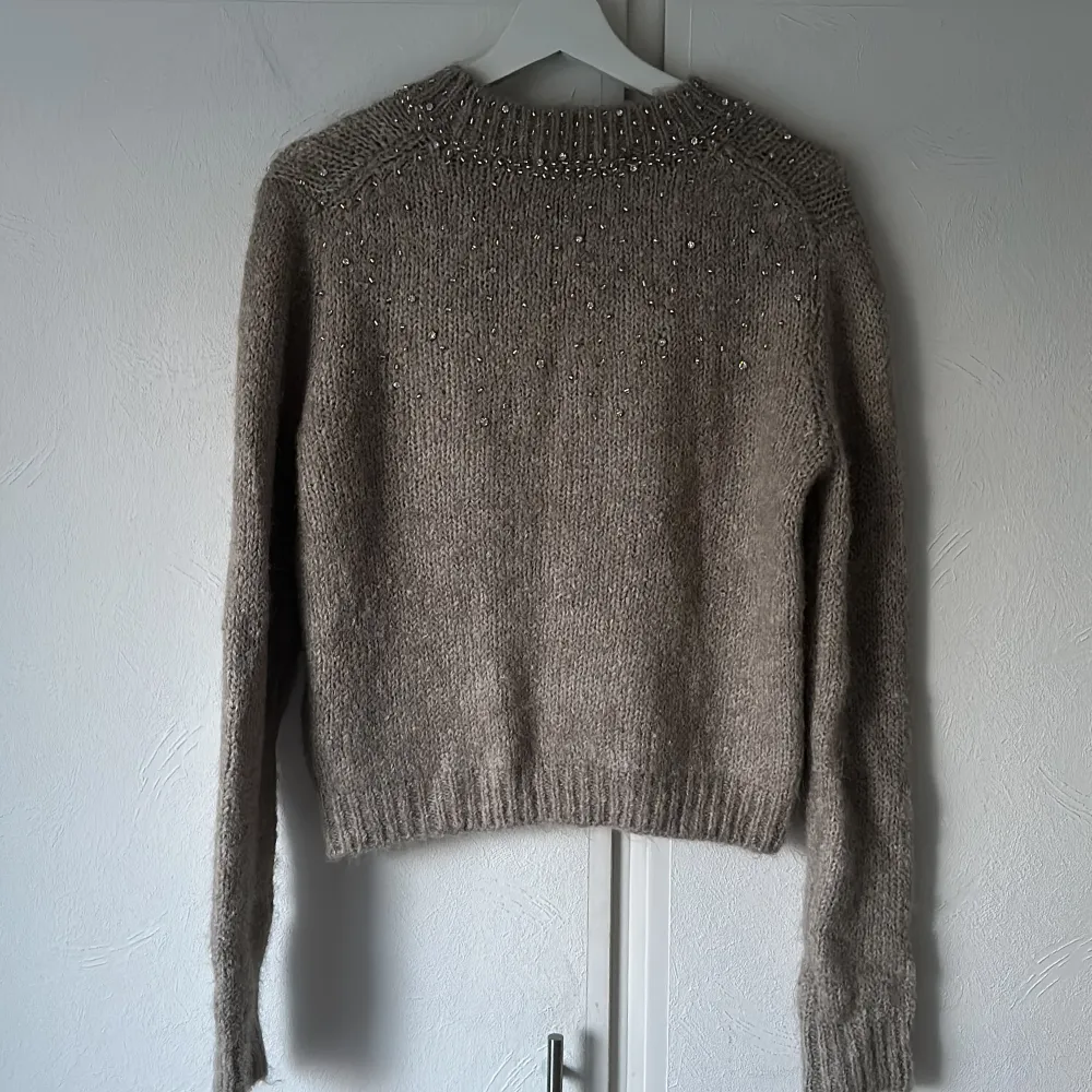 Nyligen inköpt stickad tröja med pärlor från Zara. Är brun/begie i färgen och i storlek M. Använd en gång!. Stickat.