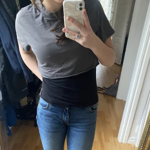 Grå t-shirt - Grå t-shirt från bikbok fin men har en lite fläck men man märker inte om man inte kollar noga