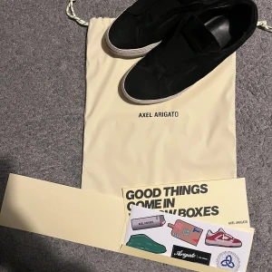 Arigato-skor - Säljer dessa Axel Arigatoskor då de ej används längre, original låda samt påse och klistermärken ingår också😊