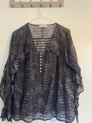 Blus med volang - Söt blus med volanger och knappar. Aldrig använt.