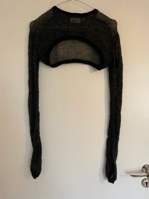 Stickad bolero - Bolero i ett nästan virkat material med fint mönster, i bra skick