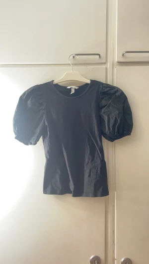 Puffärmad t-shirt - Aldrig använd tajt Puffärmad t-shirt