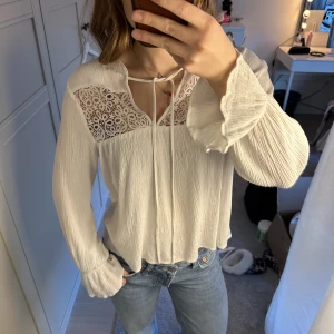 Vit blus  - Fin blus med fina detaljer! Faller fint och materialet gör att tröjan har svårt att bli skrynklig, toppen skick☺️
