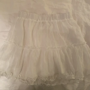 Kjol - Vit kjol i jättefint skick! 🌺