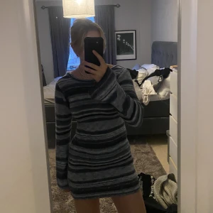 Randig klänning  - Säljer nu denna stickade tröja från Nelly.com med öppen rygg och sluts i ärmarna. Otroligt mysig och fin klänning som passar till mycket. Nypris: 599kr Aldrig använd 