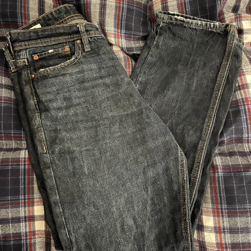 Säljer dessa Jack & Jones jeans Loose Chris, säljer pga att jag inte tycker de är min stil, Jeansen är i riktigt bra skick trots att jag använt de några gånger Pris kan diskuteras vid en väldigt snabb affär Skick 9/10. Jeans & Byxor.