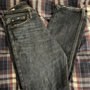 Säljer dessa Jack & Jones jeans Loose Chris, säljer pga att jag inte tycker de är min stil, Jeansen är i riktigt bra skick trots att jag använt de några gånger Pris kan diskuteras vid en väldigt snabb affär Skick 9/10