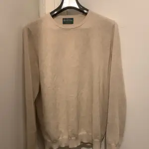 Jag säljer nu denna sjukt snygga chasmere/bomulls tröja från Alan Paine som är i perfekt skick. Köpt på NK för 1500 