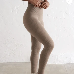 Aim’n ribbed tights - Aim’n ribbade tights i färgen espresso i stl S. Superfint skick, endast använda fåtal gånger, säljer eftersom dem inte kommer till användning! ✨🧡