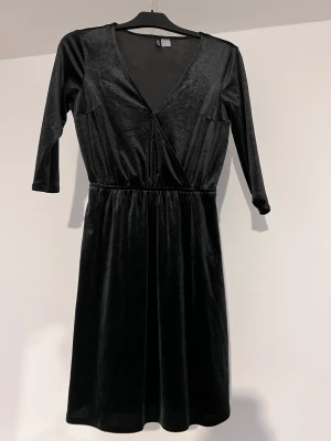 Klänning  - Klänning från H&M. Helt ny aldrig använd.