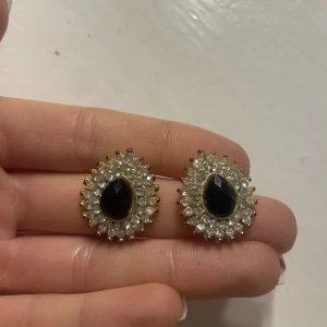 Örhängen  - Fina guldiga örhängen 