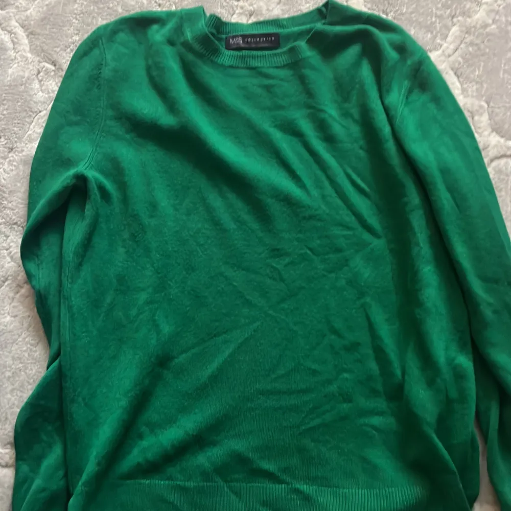 Worn once. Very soft material.. ORIGINAL PRICE: 1,290kr.  Perfect for a xmas gift for someone who loves green!!. Tröjor & Koftor.