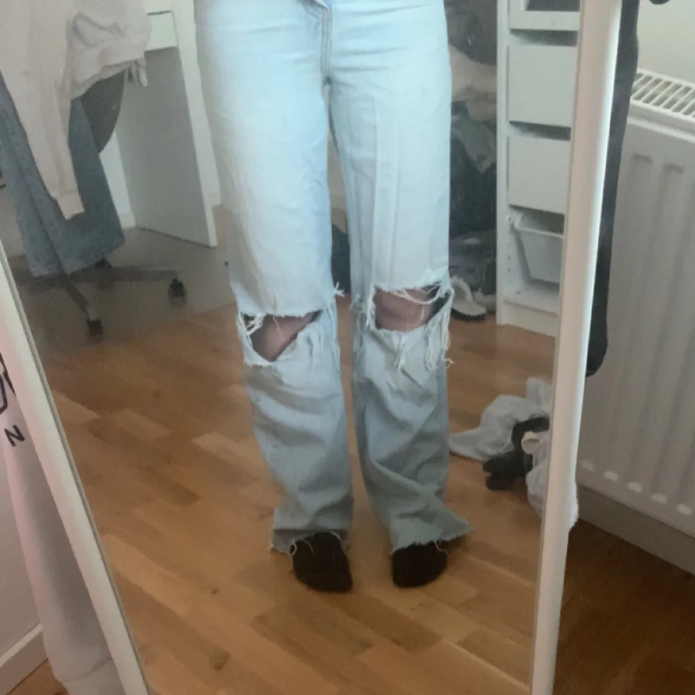 Super snygga jeans med hål på knäna. Säljer du de tyvärr inte passar mig längre 🥲. Jeans & Byxor.