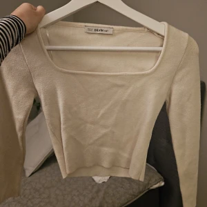 Stickad trekvartsärm  - Superfin stickad topp med trekvartsärm från chiquelle❤️ lite skrynklig av att ha legat i garderoben men är knappt använd & mycket bra skick! 