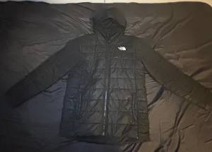 The North face  - Hej säljer min sons jacka som han har haft nu i cirka 6 månader de är inte skadad och är i nytt skick