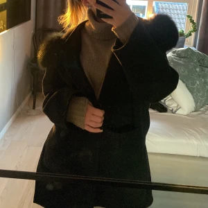 Kappa med päls  - Säljer min svarta kappa med äkta päls på, går och ta av om det önskas. storlek one size, jag är storlek S och passar mig jätte bra, säljer på grund av att jag inte använder den mer 💞 där är inga skador på jackan utan är väldigt fin, ny pris 1800🩷 