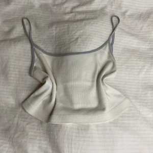 Brandy Melville topp - Säljer pga inte blivit andvänd, jag har bara andvänt den 1-2 gånger så i toppskick 🤩 nypris 195. To open är onesize men passar mig som vanligtvis har storlek S/xS