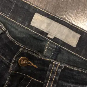 Säljer mina super snygga lågmidjade jeans från Jonna B! Med snygga detaljer bak till. Skriv för mer bilder och pris kan disskuteras💕