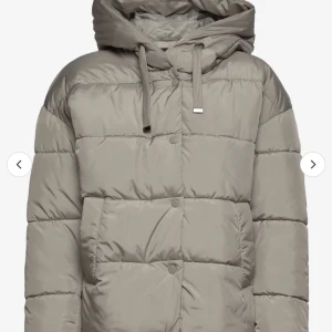 Vero Moda jacka  - Köpt den förra vintern för 549kr och säljer den för har ingen användning för den längre skriv pv för mer bilder   💕 den är inte såld‼️