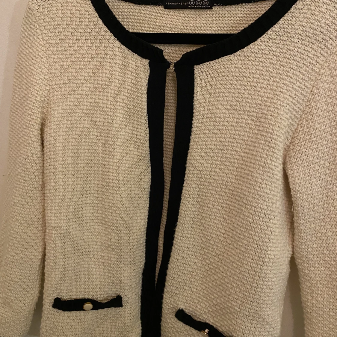 En fin vit kofta med detaljer - 91