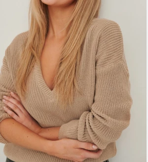 Stickad tröja  - Snygg beige tröja  V-ringad