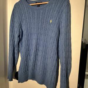 Säljer en Cable-Knit Cotton Sweater från Polo Ralph Laurent i ljusblå färg. 