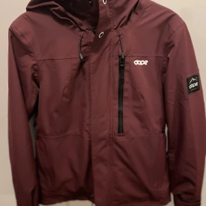 Vinröd dope jacka  - Hej!! Säljer nu min vinröda jacka från dope, har använt den två vintrar men den har inga defekter!💞💞 fråga för mer bilder!