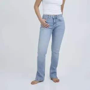 Helt oanvända, super fina straight leg jeans med slits på sidorna.   Säljs pga att de inte är rätt strl för mig, skriv för mer bilder  Pris går att diskuteras, köparen står för frakten men kan också mötas upp🤍