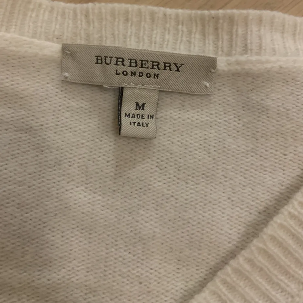 Stickad tröja från Burberry i riktigt skönt ull, storlek M, sitter normalt i storleken! Riktigt bra skick: 9/10.. Stickat.