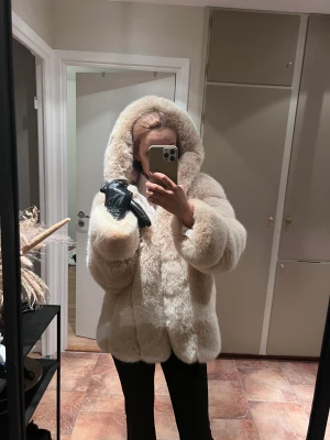 Beige faux fur jacka - Beige jacka i fuskpäls. Väldigt varm och gosig, passar S-L. Som ny!