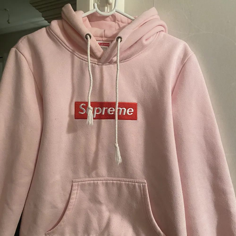 En hoodie från Supreme i färgen ljus rosa, jätte fin men inte något jag längre använder 💕. Hoodies.