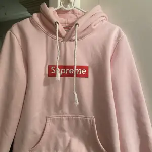 En hoodie från Supreme i färgen ljus rosa, jätte fin men inte något jag längre använder 💕