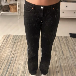 Jeans Weekday - Weekday Jeans Arrow Low Waist, i nästan helt nyskick, men har nästan osynlig fläck på fravsidan på ena benet. Men syns knappt och borde gå att tvätta bort💗