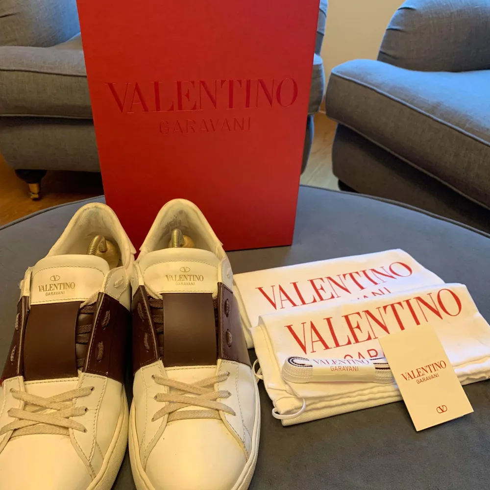 WTS✅   Valentino Open vinröda sjuk färg🙌🏽  Cond 8/10 Storlek 41,5 passar 42-42,5 stora i strlk Färg Vinröda All og Kvitto dustbags lapparna extra snören box Bin 2399  Hör av er vid frågor🙌🏽. Skor.