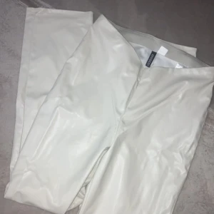 Skinnbyxa  - Storlek 42, för stora för mig i midjan som vanligtvis är 36-38 men de var sista varan så köpte den. Passar på en som har M-L