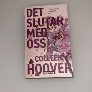 Det slutar med oss Bok - Säljer boken ”Det slutar med oss” på svenska.  Har stått i ett öppningsbart fönster, därav en nyans av missfärgning på sidorna. Annars är den som ny och med hel rygg.  Köparen står för frakten.  Kan mötas upp i Eskilstuna. 