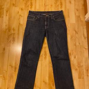 Säljer ett par Nudie jeans i väldigt gott skick! Storlek 32/32 hör av er med frågor eller funderingar😃 Nypris-1400kr