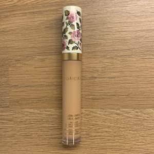 Stressköpte denna concealer från märket GUCCI men det var helt fel förg för mig. Aldrig använt. Köptes för ca 400, minns ej exakt pris. 