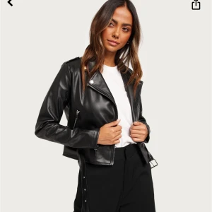 Skinnjacka från Nelly - Skinnjacka från Nelly i strl 36!  Aldrig använd!  Nypris 649kr