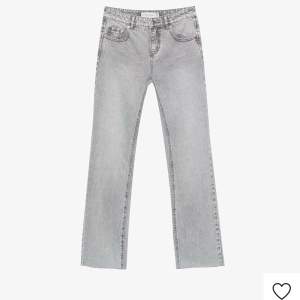 Säljer dessa gråa jeans från stradivarius då dom är för små, använda men i fint skick. Storlek 32 