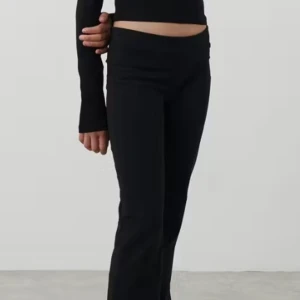 Svarta yoga pants - Jättesköna yoga pants från h&m som jag inte använt, bara klippt bort lappen! Har inte fått nån användning för de och har bara inte hunnit sy upp dem då de är lite långa på mig som är 160. Bara att skriva vid frågor eller funderingar!💗