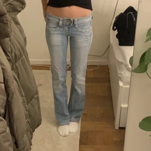 lågmidjade jeans  - snyggaste jeansen, säljer då de va försmå. två sista bilderna är lånade  från förra ägaren! 82 innerbenslängd och 76 midjemått. Jag är 170❤️