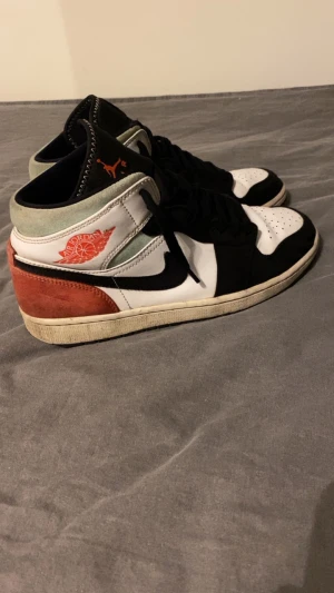 Jordan 1  - Hej jag säljer mina Jordan 1 för att jag inte kan ha dom längre men dom är sköna och snygga. Har inte org box de e därför priset är så lågt. :)