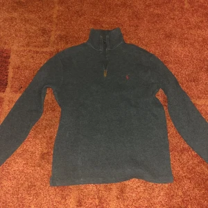 Polo Ralph Lauren Half Zip - En polo raffe som inte kommer till användning längre. Skick ungefär (7/8)/10. Varm o skön på